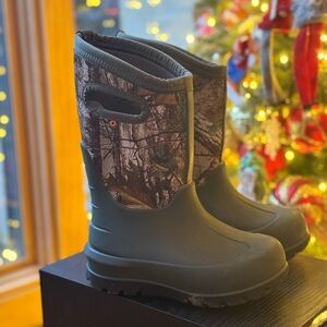 Bogs size 11 (toddler/little boy)